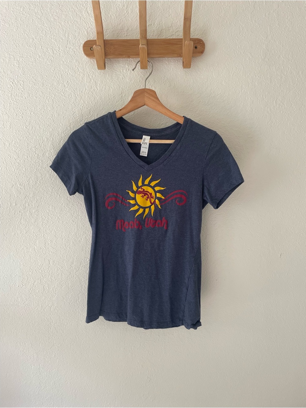 District 100% Cotton Women’s Navy Moab Utah Graphic Short Sleeve TShirt SZ XS